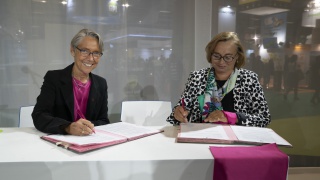 Signature du partenariat entre le Ministère de la transition écologique et solidaire et l’association Elles Bougent au Mondial de l'Auto