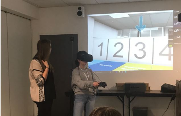 Ateliers avec des casques de réalité virtuelle avec des lycéennes chez Siemens