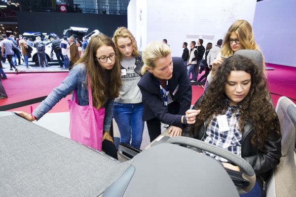 Elles Bougent Connected to mobility 2018 au Mondial de l'Auto