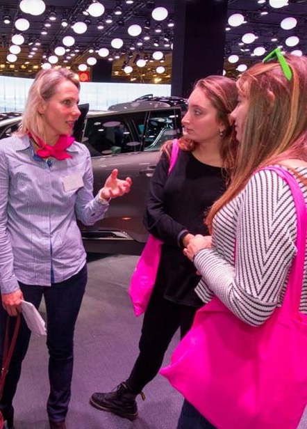 L'automobile, un métier de filles ! Elles Bougent connected to mobility au Mondial de l'Auto