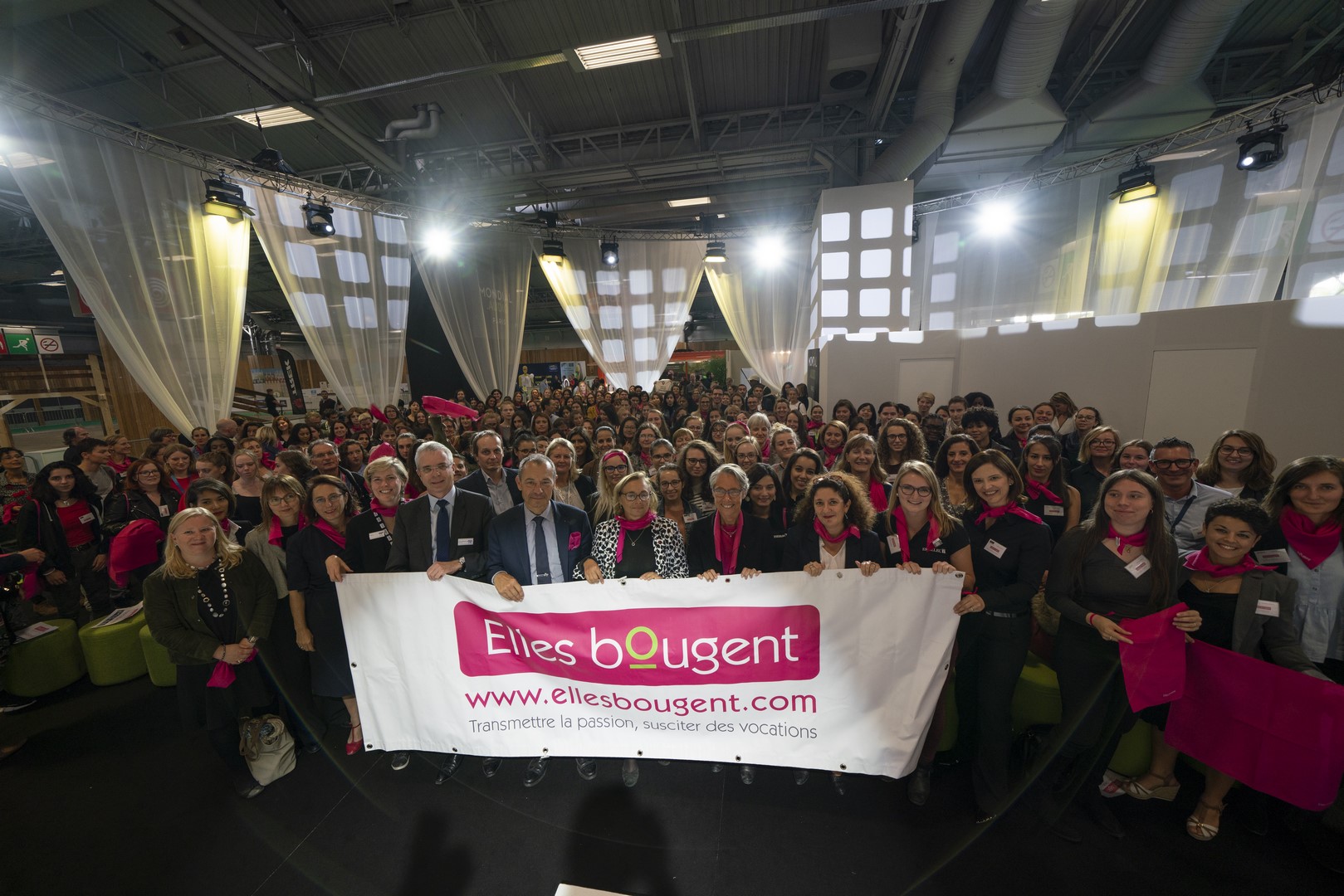 La Ministre Elisabeth Borne chargée des Transports au Mondial de l'Auto avec Elles Bougent