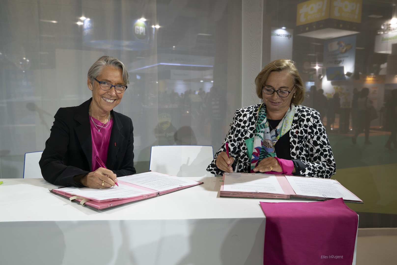 Signature partenariat Ministère Transition écologique et solidaire avec l'association Elles Bougent au Mondial de l'Auto