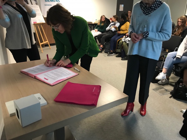 Signature du partenariat entre Elles Bougent et SIEMENS