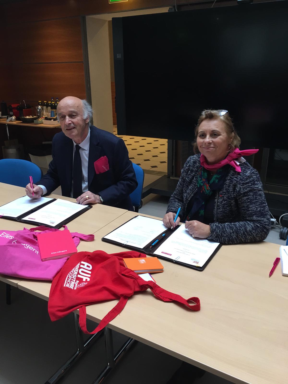 Marie-Sophie Pawlak d'Elles Bougent et Jean-Paul de Gaudemar de l'AUF signent un partenariat international