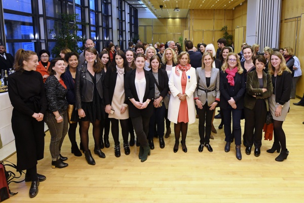 Marie-Sophie Pawlak entourée des membres de l'équipe et du bureau de l'association Elles Bougent, à l'occasion de cérémonie de remise des insignes d'Officier de l'Ordre National du Mérite à Marie-Sophie Pawlak