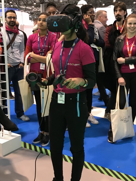 Une lycéenne Elles Bougent avec un casque de réalité virtuel lors du Salon Global Industry en 2018