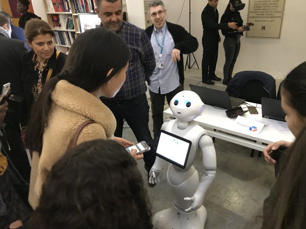 Des étudiantes Elles Bougent avec le robot Pepper lors de la journée Elles innovent pour le numérique 2019