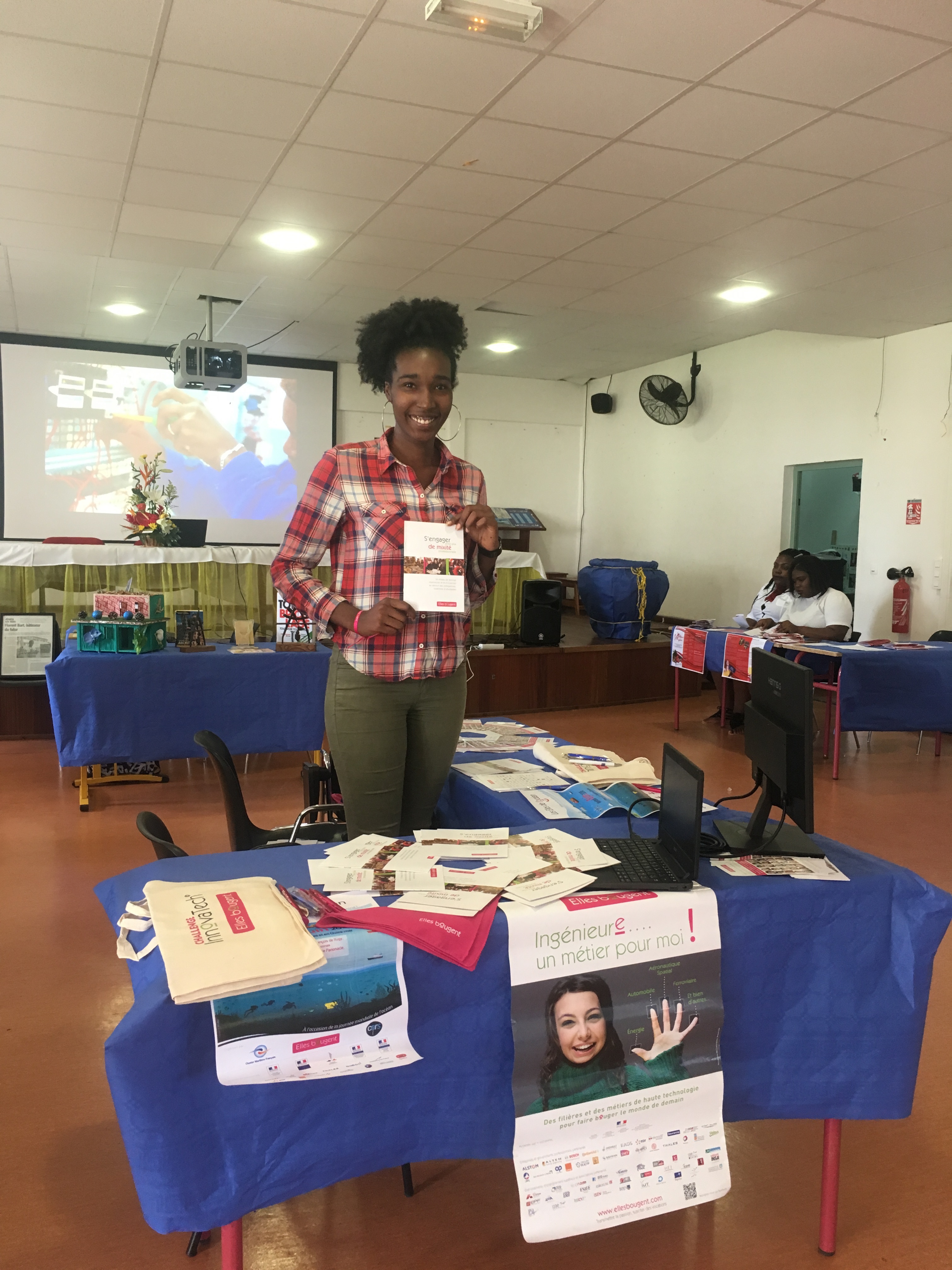 Esther, marraine étudiante Elles Bougent Guadeloupe, sur le stand de l'association au Lycée Bertène Juminer, lors de la journée portes ouvertes