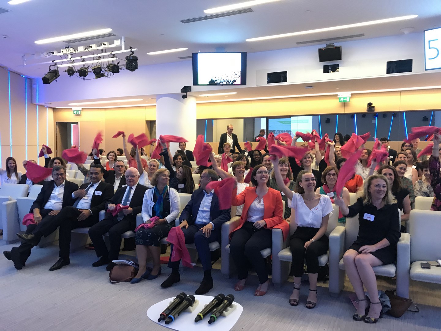 La photo de groupe de la cérémonie de passation de présidence d'honneur Elles Bougent 2019-2020