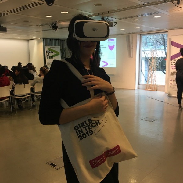 Une collègienne du val d'oise lors de la journée Girls in Tech organisée par l'association Elles Bougent dans les locaux d'Accenture, dans le cadre de la Semaine de l'Industrie 2019