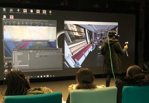 Les collégiennes du val d'oise lors de la visite des locaux d'Alstom, dans le cadre de la journée 