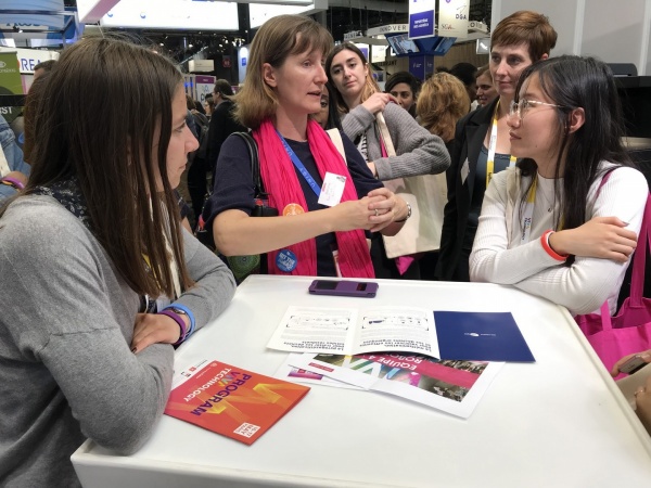 Bettina Hortal, marraine GRTgaz, témoigne devant des jeunes filles au salon Vivatech avec Elles Bougent