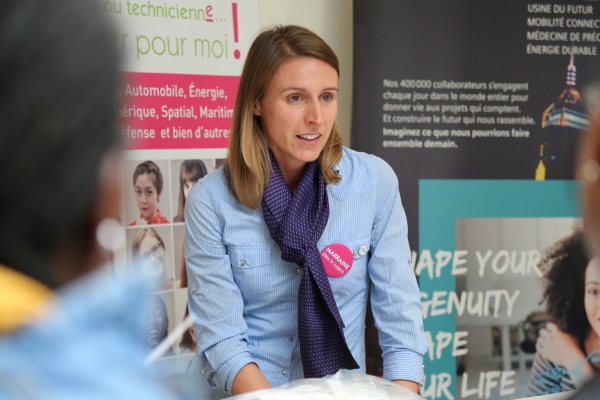 Une marraine Elles Bougent témoigne devant des jeunes filles