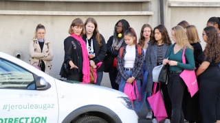 Bettina, marraine GRTGaz, présente l'un des rares modèles de voitures qui roule au biométhane - Elles Bougent l'Energie en Ile-de-France