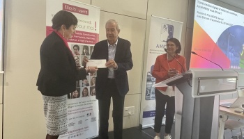 Remise d'un chèque par Anita Bonnard d'ArcelorMittal